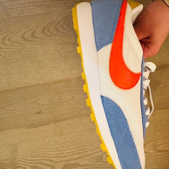 Nike sneakers. New. Never worn outside. Authentic. size 6. True to size. - Picture 6 of 9